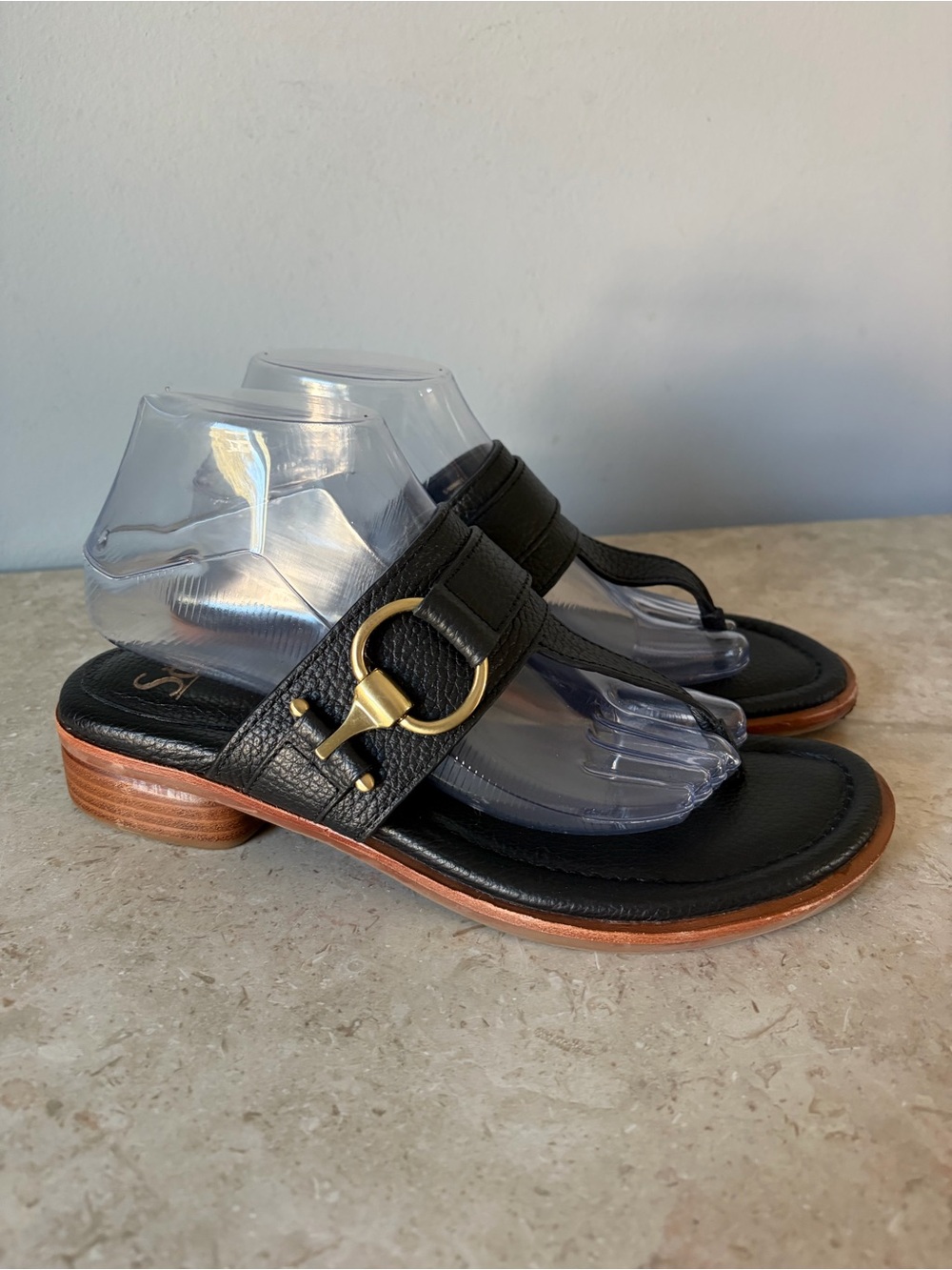 Sofft Fernanda Thong Slip On Sandals Size 9 Black Leather Gold Equestrian Buckle